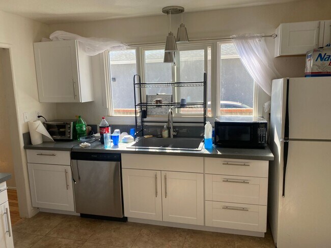 Building Photo - 7 bedrooms $1000 each w/ SPA