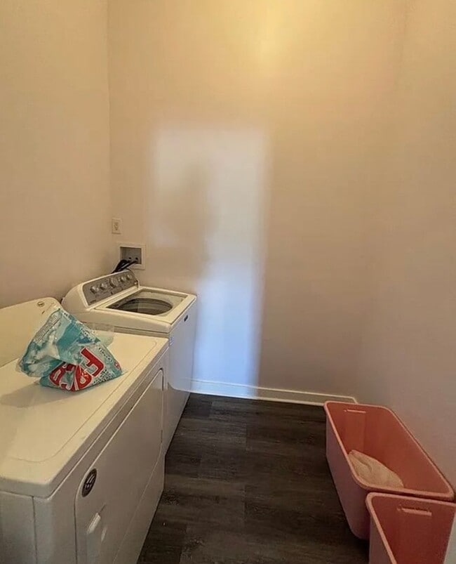 Building Photo - Large 4 Bedroom 4 bath house