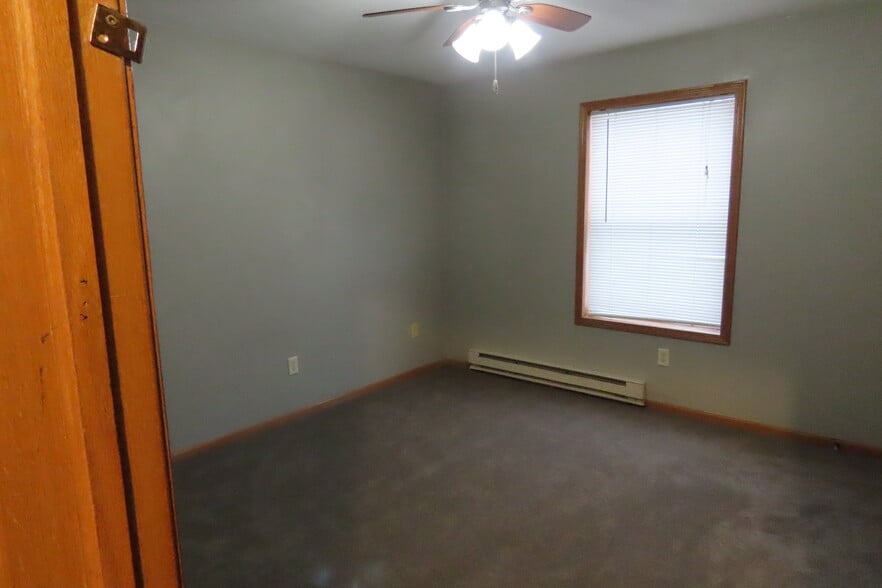 2 nd bedroom 13-12 feet new carpeting pet liner under carpet - 2025 S Main St