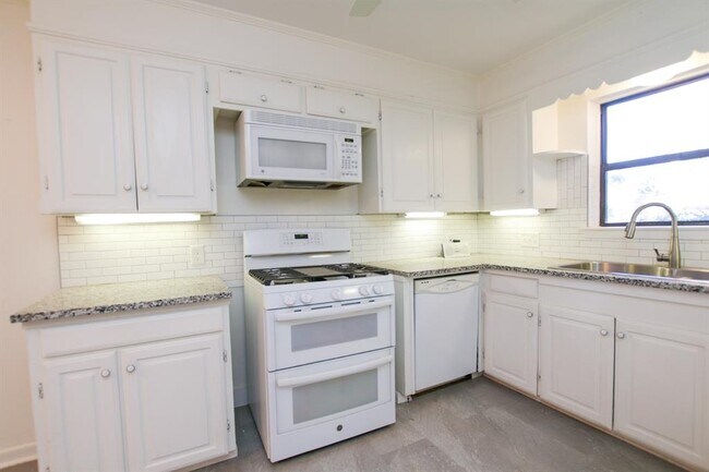 Building Photo - 6824 Southridge Dr