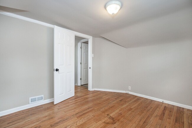 Building Photo - Spacious 3 bedroom/2 bath Cleveland Hts single family house!