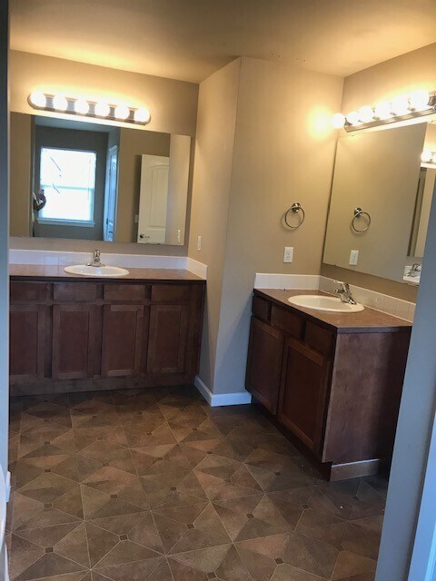 Building Photo - Beautiful Spacious 4BD/2.5BA Home
