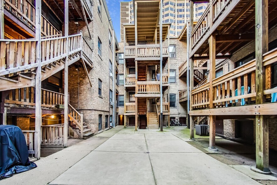 Building Photo - 540 W Cornelia Ave