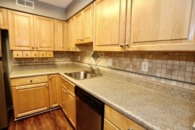 Building Photo - Fantastic 2-Bedroom Townhome In Linkhorn! ...