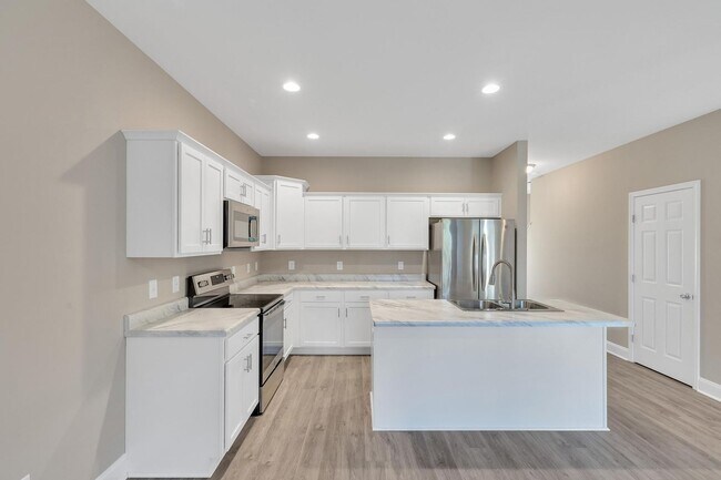 Building Photo - 3 BR close to Stone Bay!
