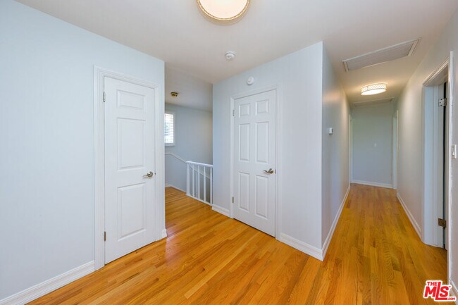 Building Photo - 9808 Hillgreen Pl