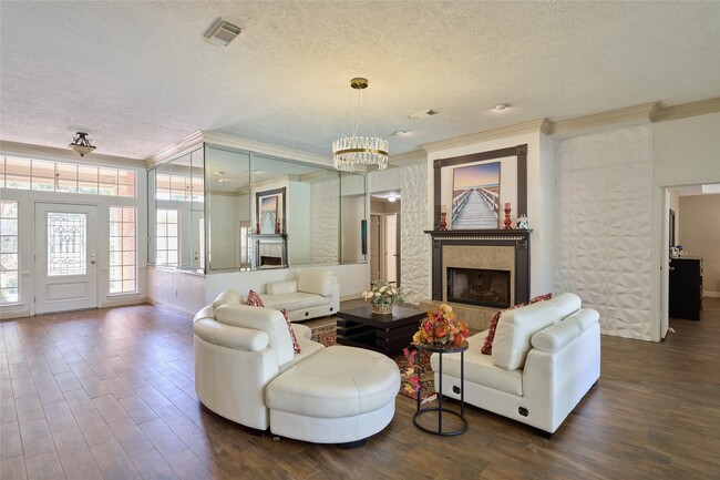 Building Photo - 121 April Waters Dr N