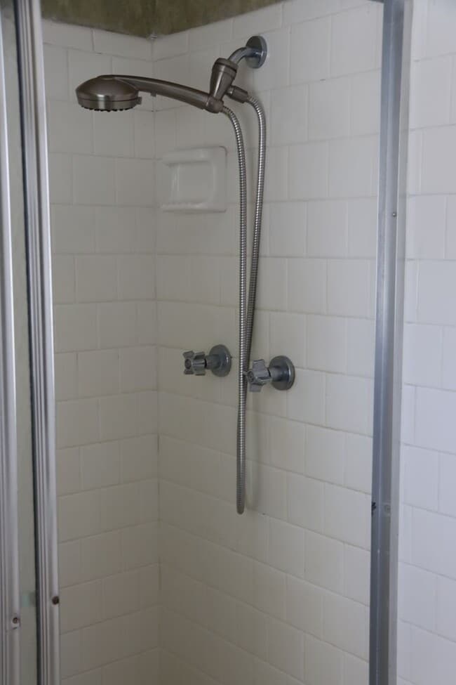 Building Photo - Charming family home in nice neighborhood