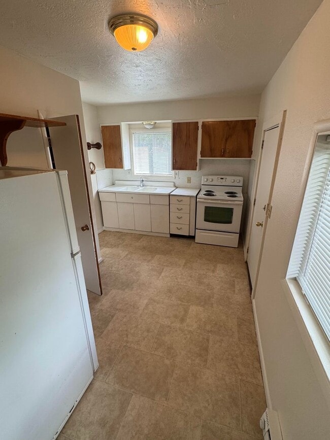 Building Photo - Studio Apartment in Downtown Eugene