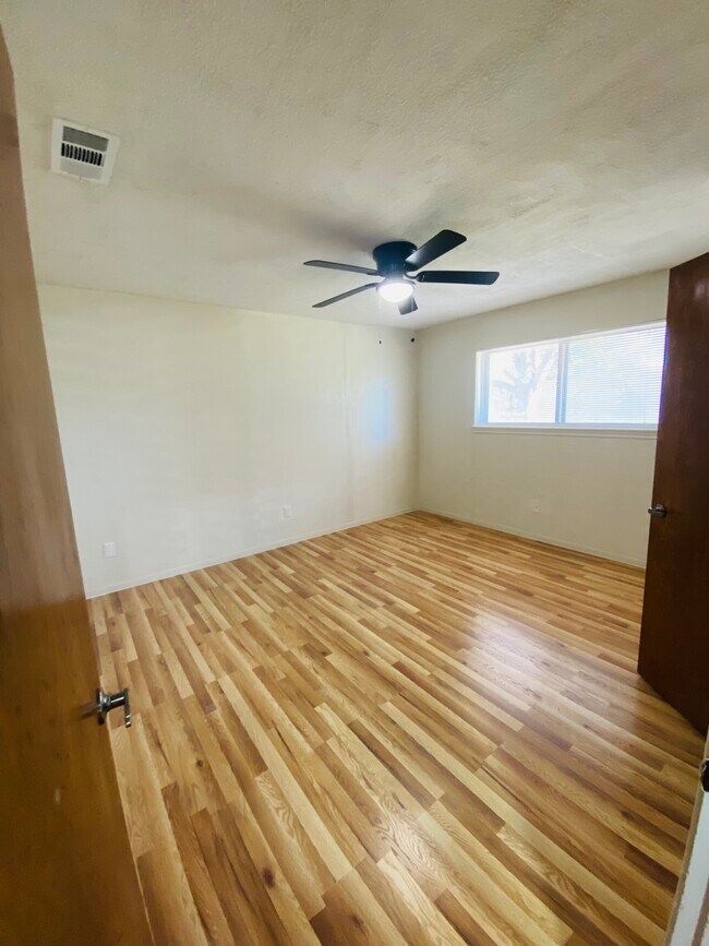 Building Photo - 815 S Roy Reynolds Dr