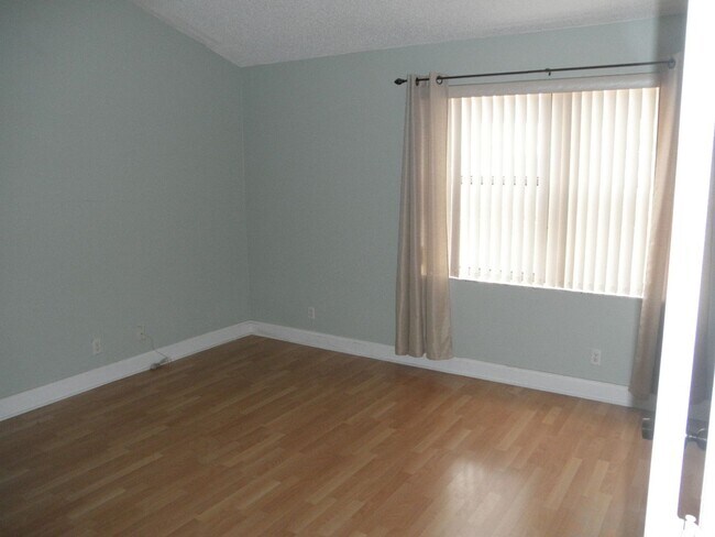 Building Photo - 1004 Landings Blvd
