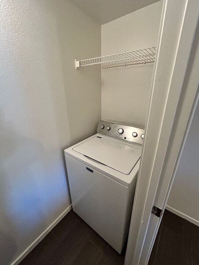 Building Photo - Beautiful unfurnished 2 bedroom in the Sou...