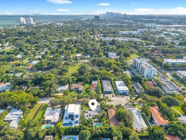 Building Photo - 863 NE 90th St