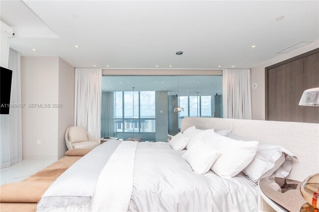 Building Photo - 851 NE 1st Ave