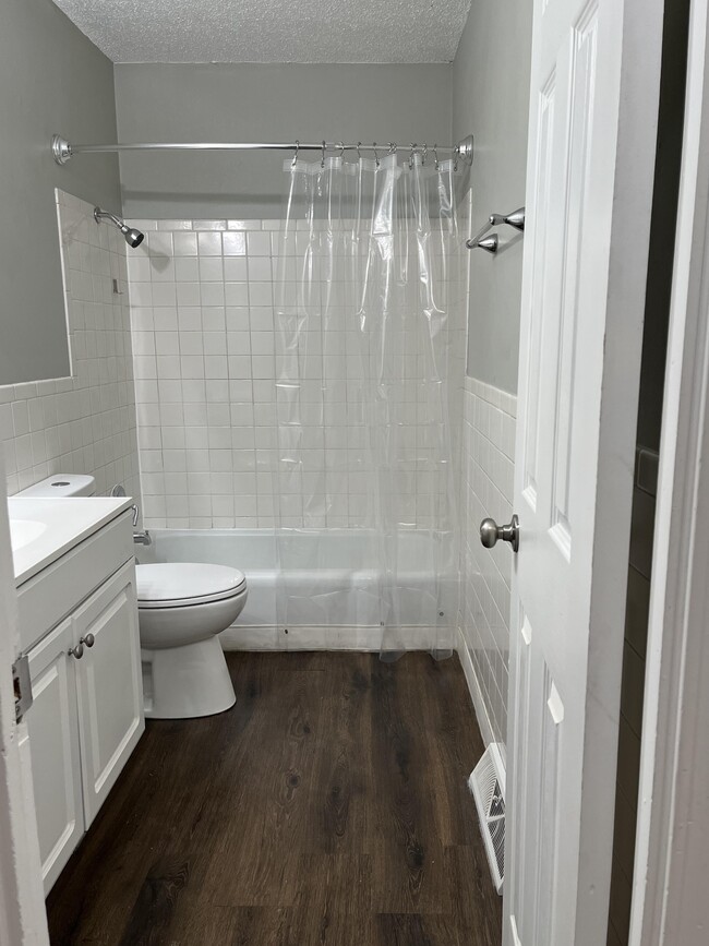 Unit H bathroom - 5947 Raytown Rd