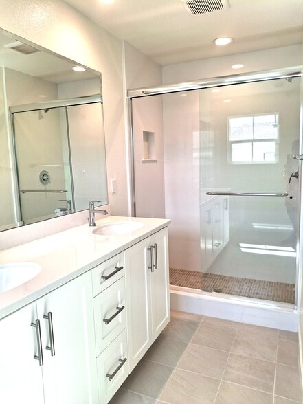 Building Photo - 2586 Delphinium Ln