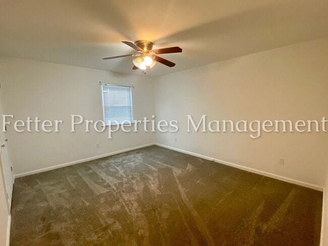 Building Photo - Townhouse Condo w/Pool Access!