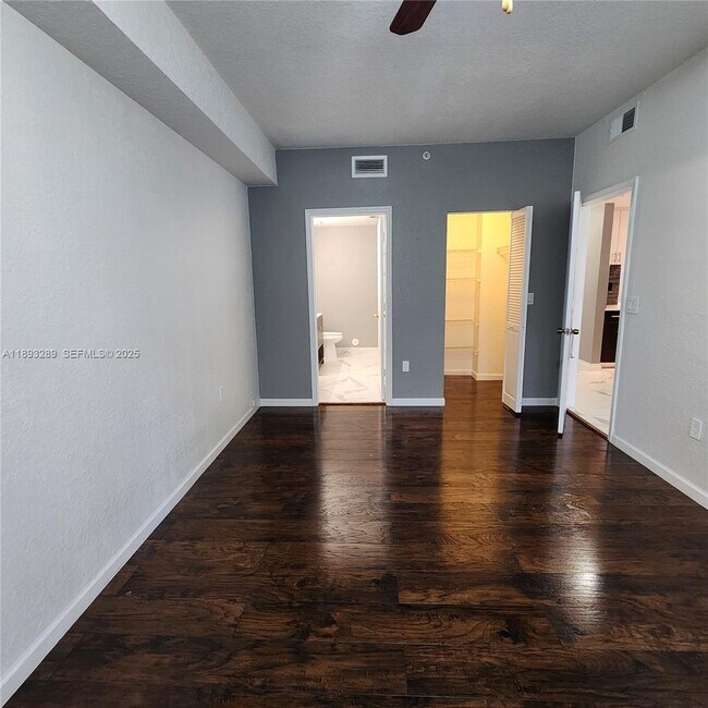 Building Photo - 2941 Riverside Dr