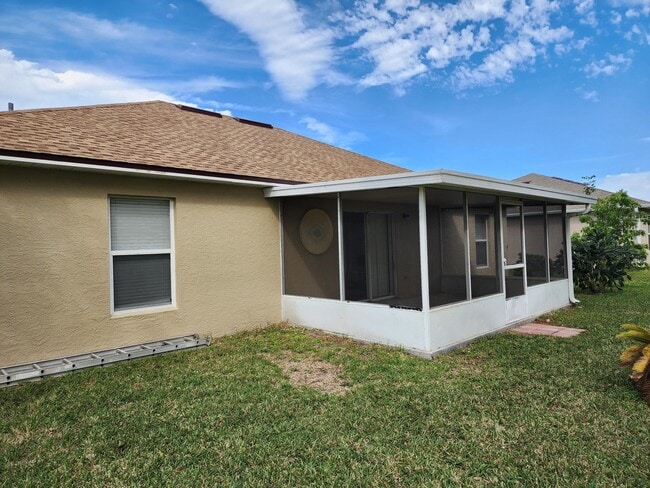 Building Photo - 326 SW Ray Ave