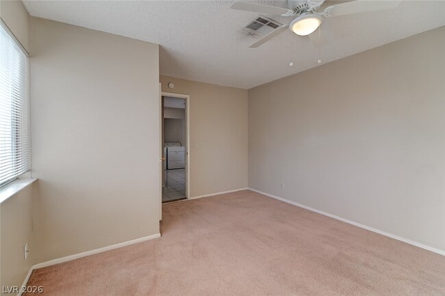 Building Photo - 824 Hedge Way