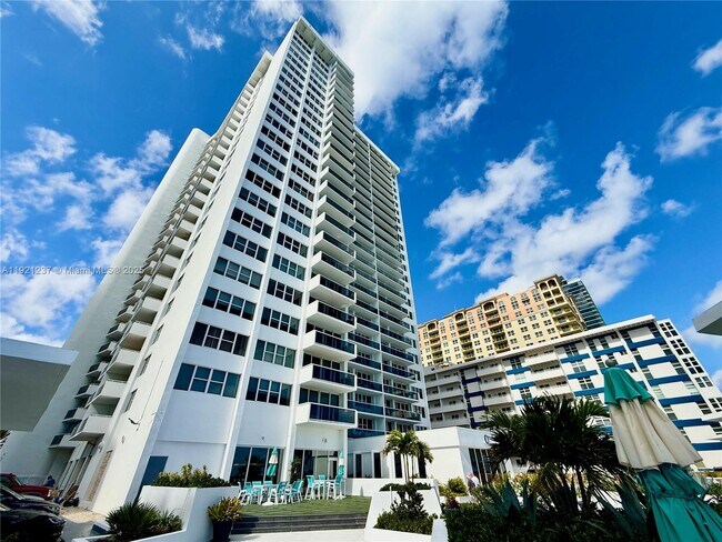 Building Photo - 3140 S Ocean Dr