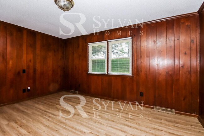 Building Photo - Welcome home to this stunning 3 bedroom, 2 bathroom brick home