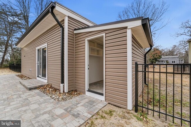 Building Photo - 611 Tebbston Dr