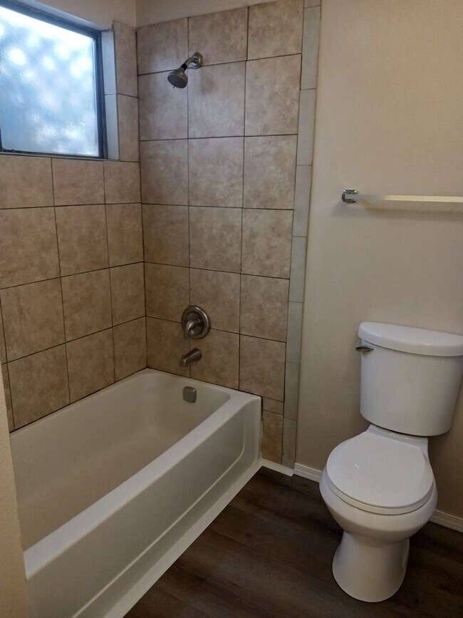 Building Photo - AFFORDABLE & CUTE!