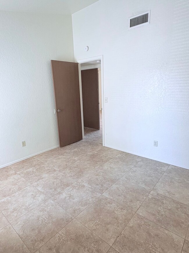Building Photo - 3 bed/2 bath w/ large backyard