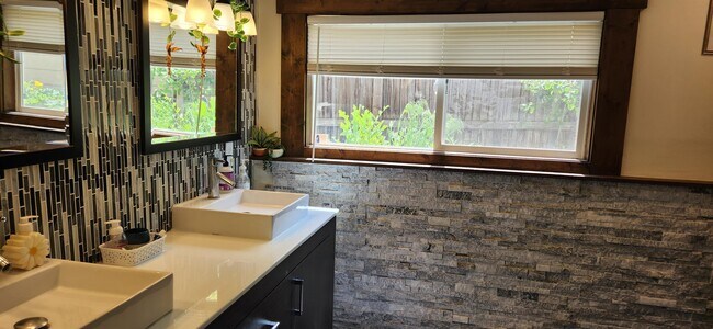 Building Photo - 420 N 19th Ave