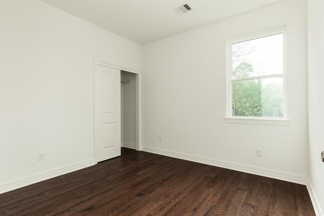Building Photo - 421 Magnolia Ln
