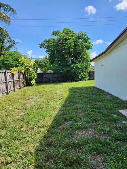 Building Photo - 845 NW 199th St