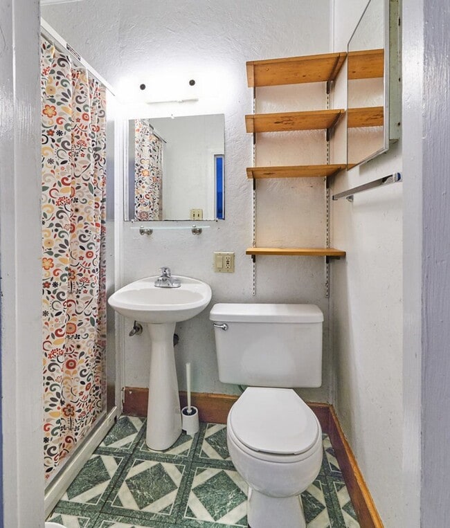 Building Photo - R0504