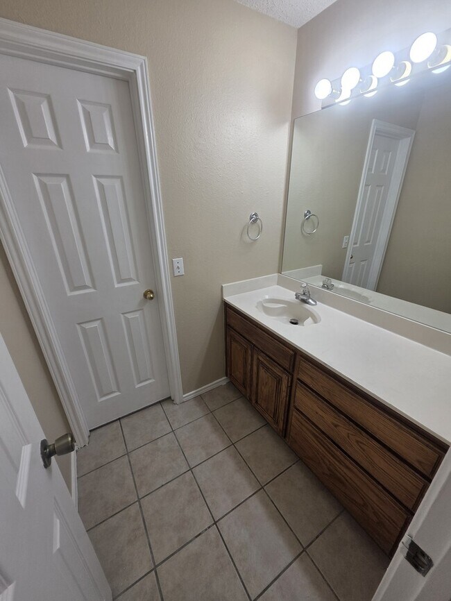Building Photo - 4 bed 2 bath home in Northgate