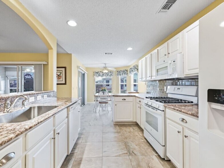 Building Photo - 32937 Enchanted Oaks Ln