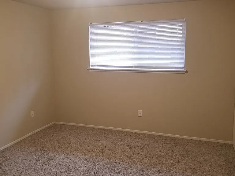 Building Photo - 1614 Kent Des Moines Rd