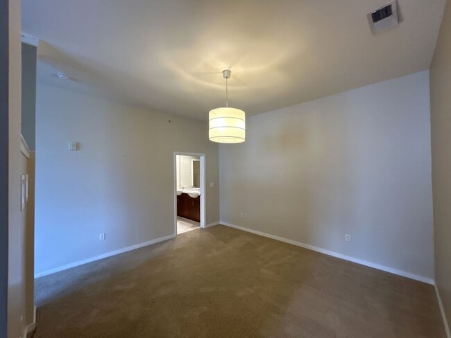 Building Photo - Live on the edge of Dilworth in Charlotte'...