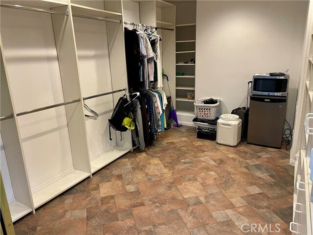 Building Photo - 6 Emerald Glen