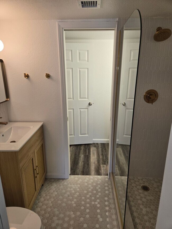 Building Photo - p203