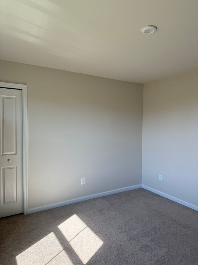 Building Photo - Price & Location!