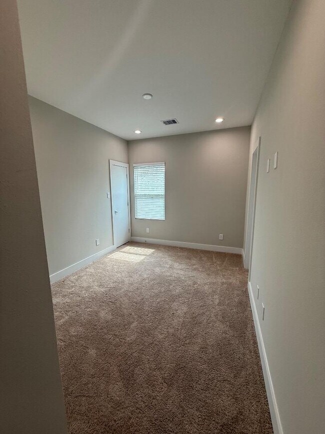 Building Photo - 8110 Esther Acres Ln
