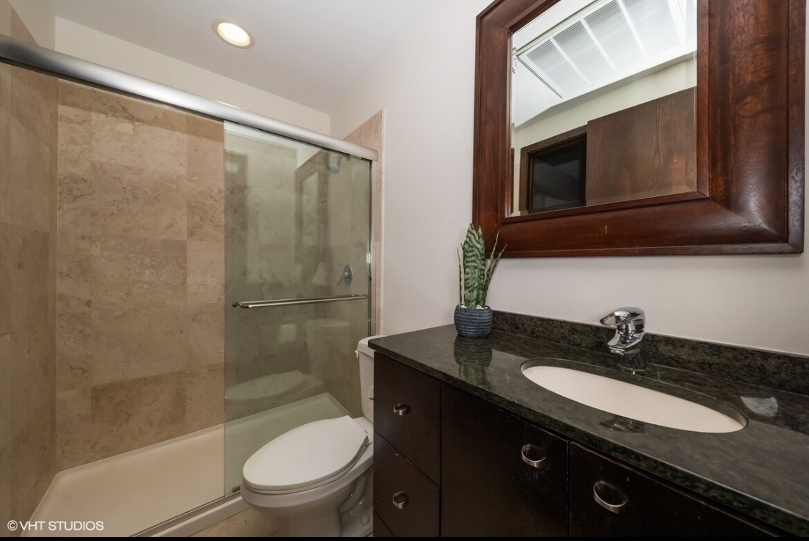 2nd bath - 333 W Hubbard St