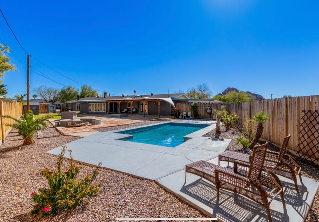 Building Photo - 5722 E Windsor Ave