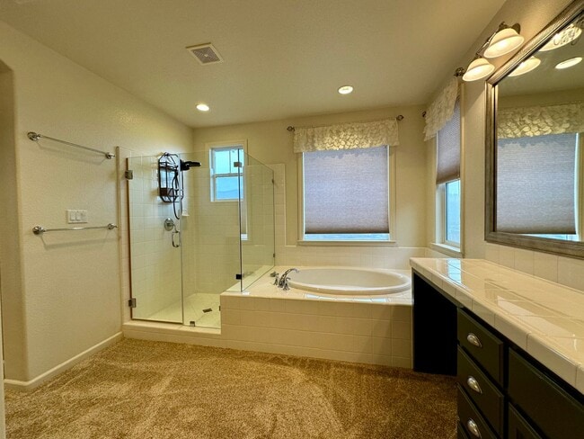 Building Photo - Large 4 Bedroom House in Hiddenbrook Commu...