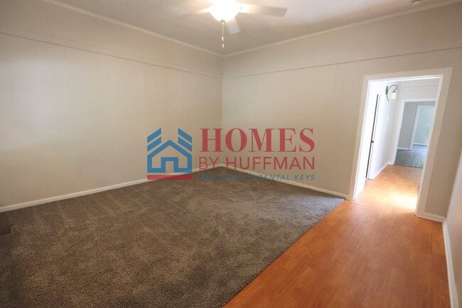 Building Photo - Three Bedroom House