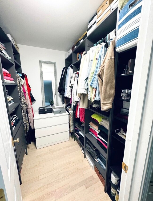 Building Photo - 952 E Old Willow Rd