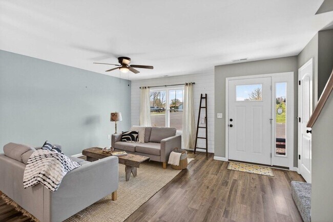 Building Photo - 135 Swallow Dr