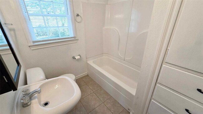 Building Photo - 605 NW 50th St