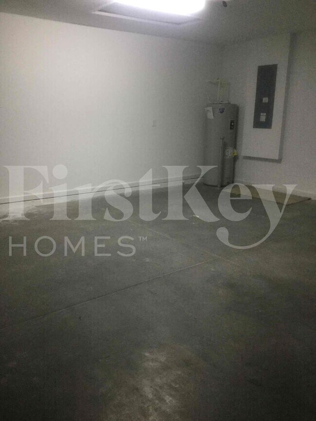 Building Photo - 1351 SW Amboy Ave