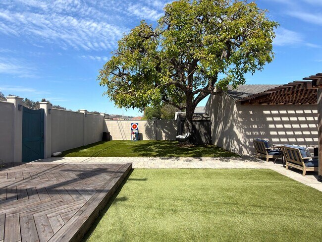 Building Photo - **2025 Euclid Ave Long Beach** Beautiful 3 bedroom 2 bath !!2 weeks free OAC!!